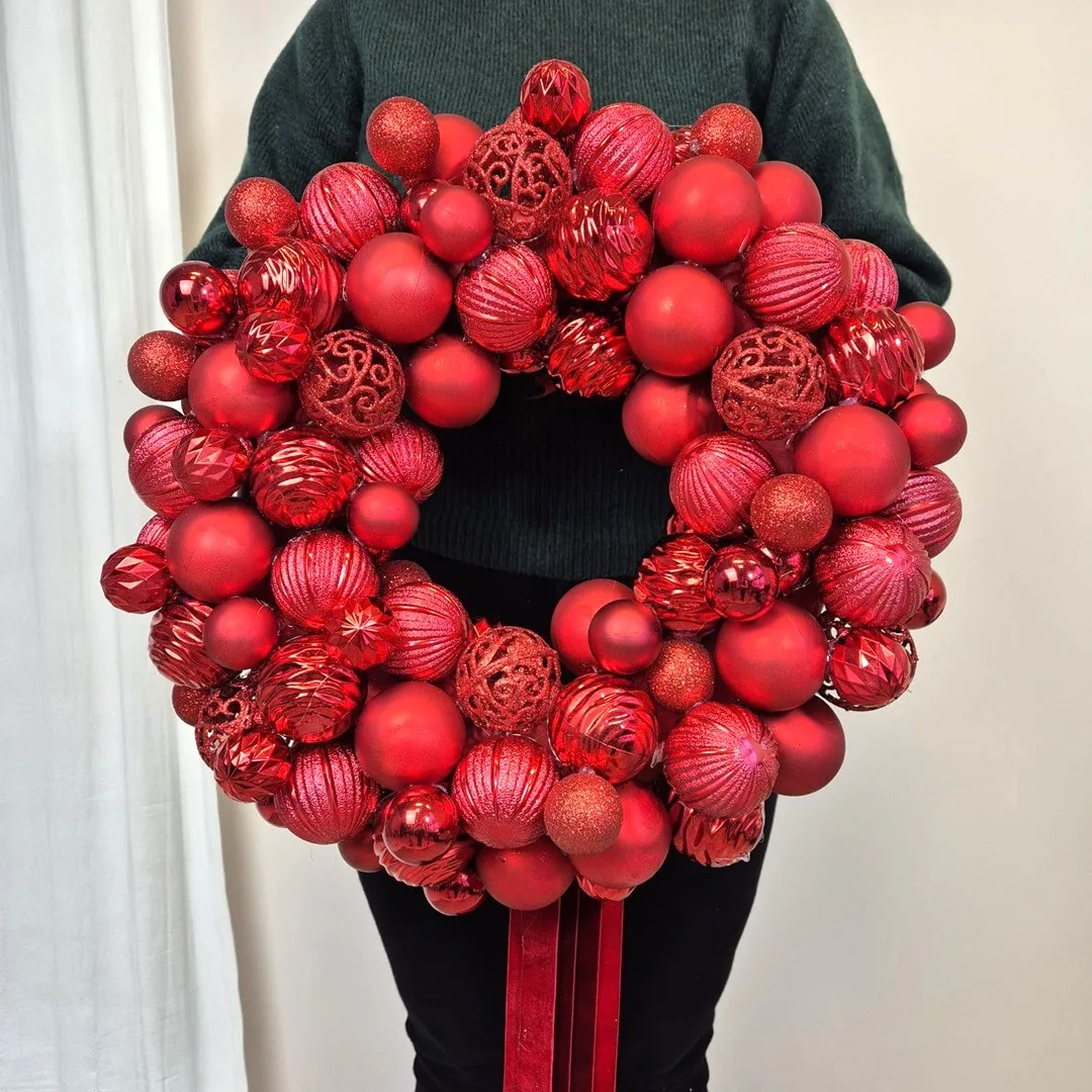 Wianek na drzwi świąteczny bożonarodzeniowy z czerwonymi bombkami 45cm