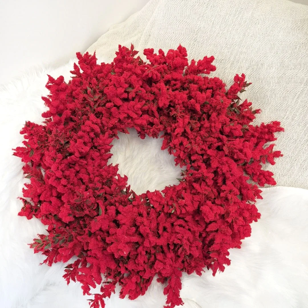 Wianek na drzwi świąteczny bożonarodzeniowy z czerwonych oprószonych gałązek 50cm