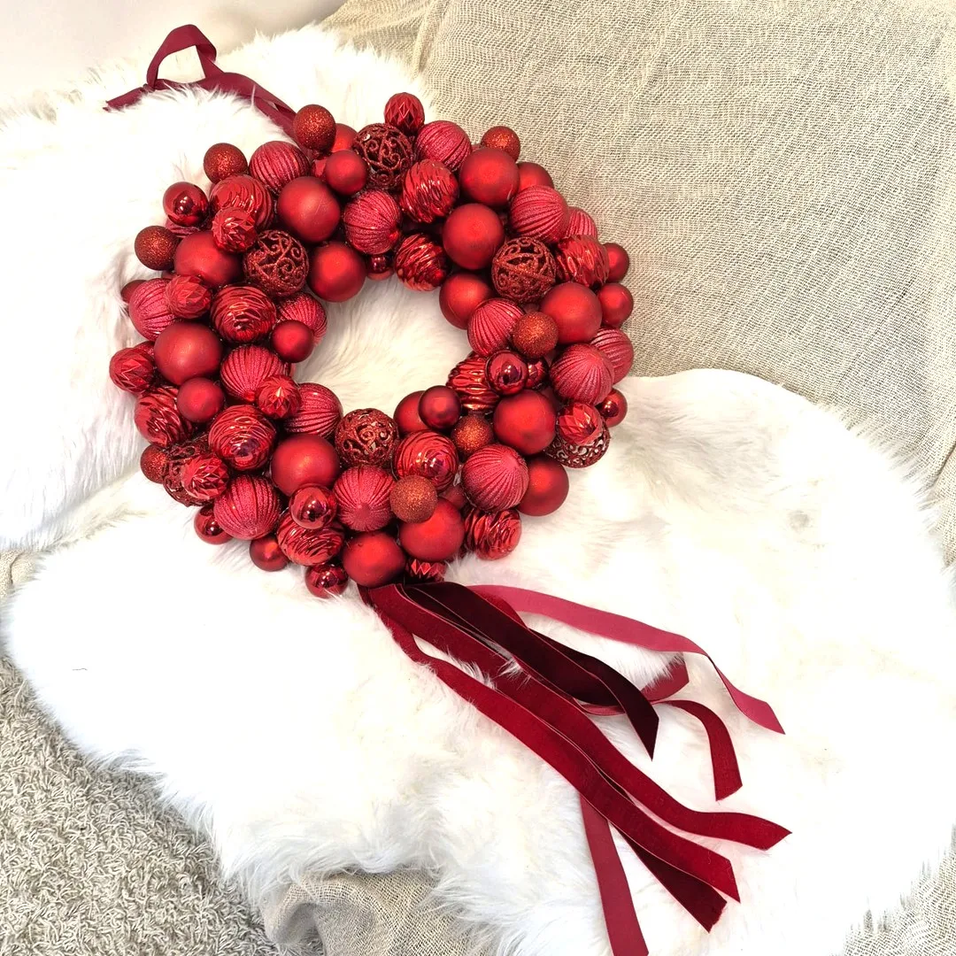 Wianek na drzwi świąteczny bożonarodzeniowy z czerwonymi bombkami 45cm