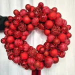 Wianek na drzwi świąteczny bożonarodzeniowy z czerwonymi bombkami 45cm