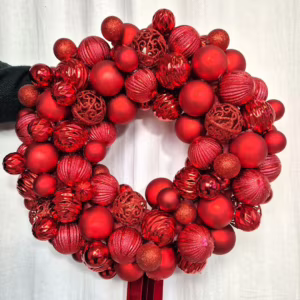 Wianek na drzwi świąteczny bożonarodzeniowy z czerwonymi bombkami 45cm