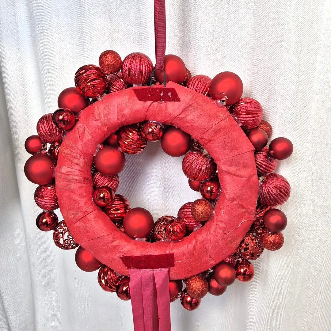 Wianek na drzwi świąteczny bożonarodzeniowy z czerwonymi bombkami 45cm