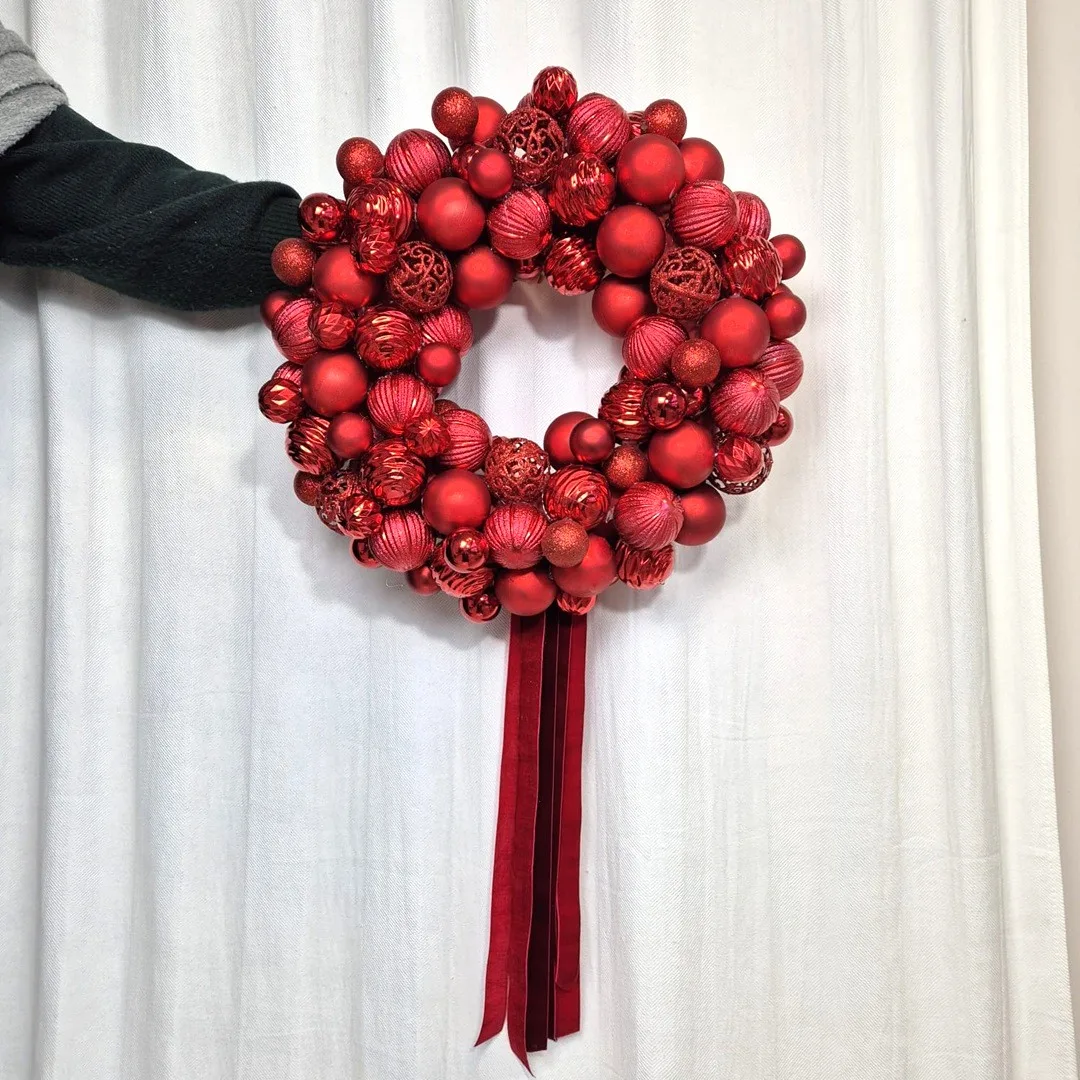Wianek na drzwi świąteczny bożonarodzeniowy z czerwonymi bombkami 45cm