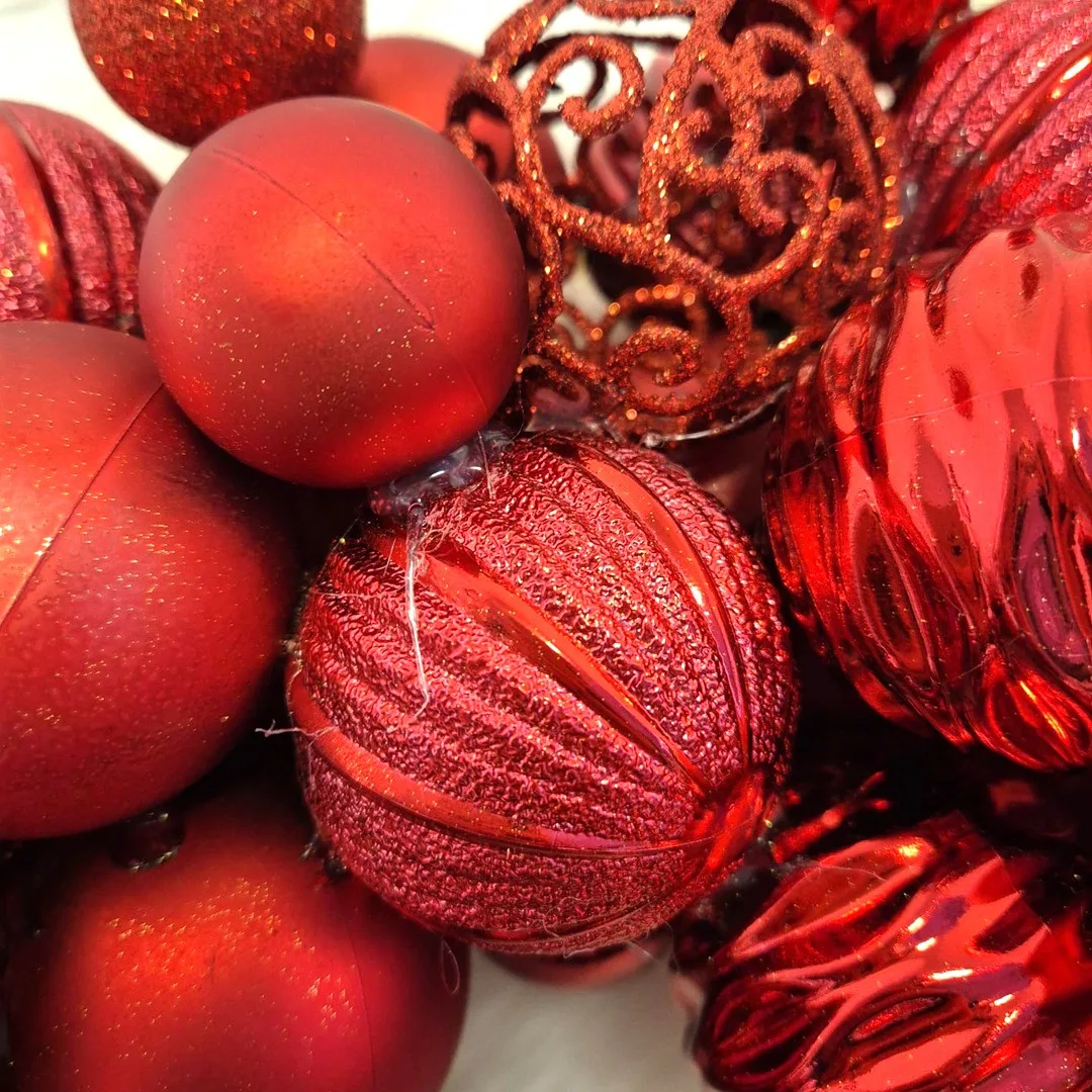 Wianek na drzwi świąteczny bożonarodzeniowy z czerwonymi bombkami 45cm