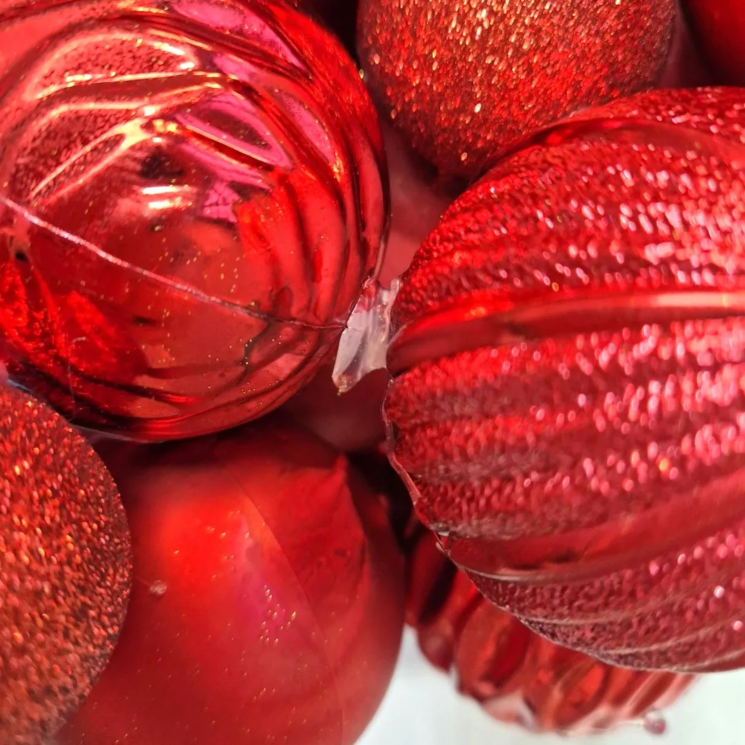 Wianek na drzwi świąteczny bożonarodzeniowy z czerwonymi bombkami 45cm