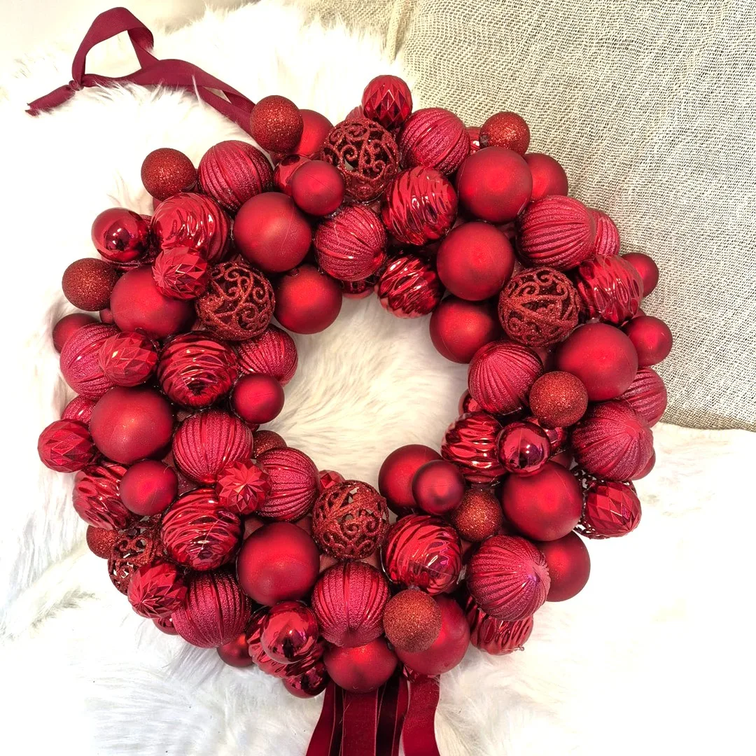 Wianek na drzwi świąteczny bożonarodzeniowy z czerwonymi bombkami 45cm