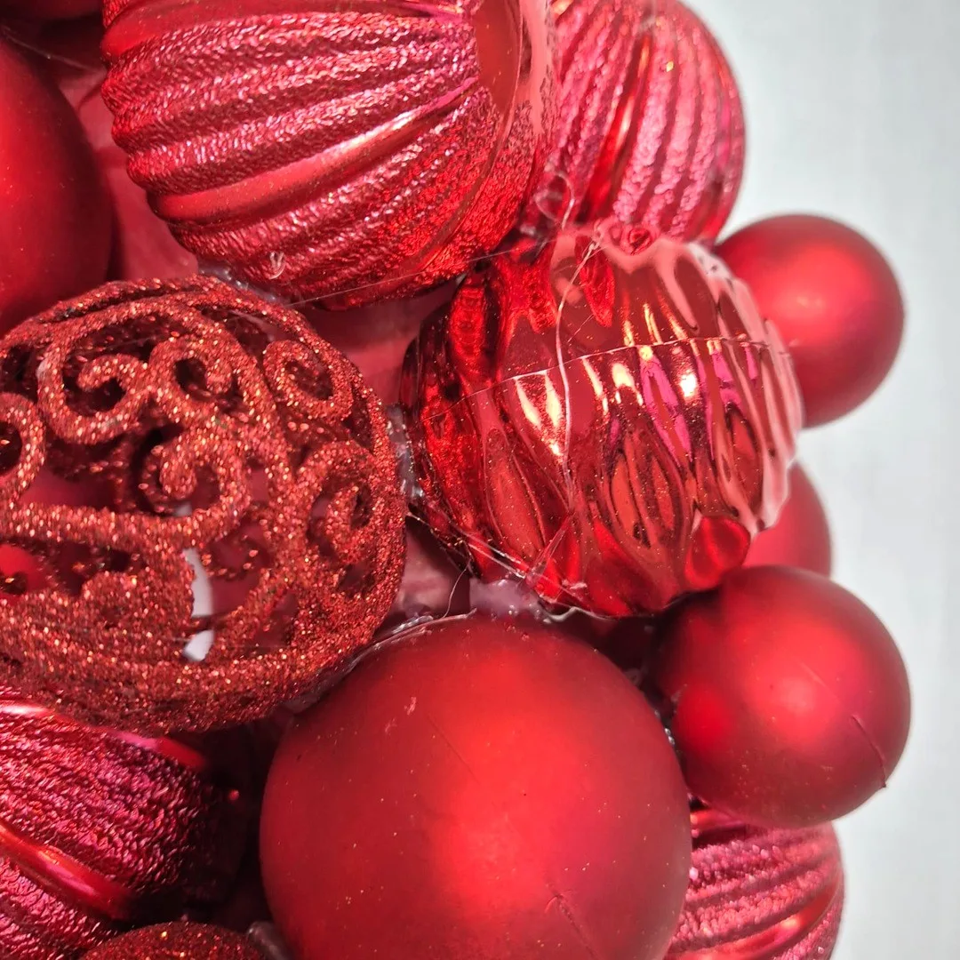 Wianek na drzwi świąteczny bożonarodzeniowy z czerwonymi bombkami 45cm