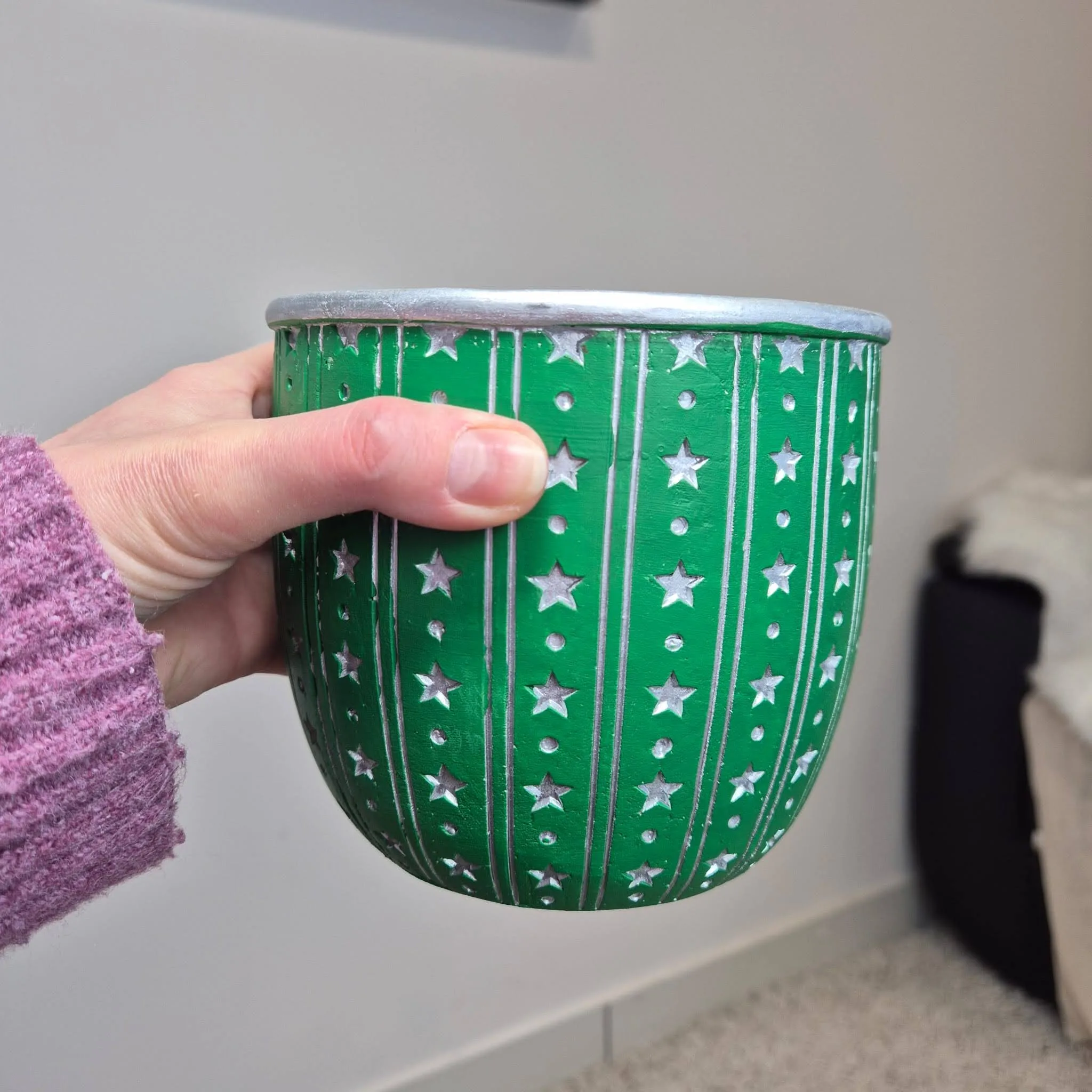 Osłonka na doniczkę ceramiczna zielona świąteczna w srebrne gwiazdki 12cm