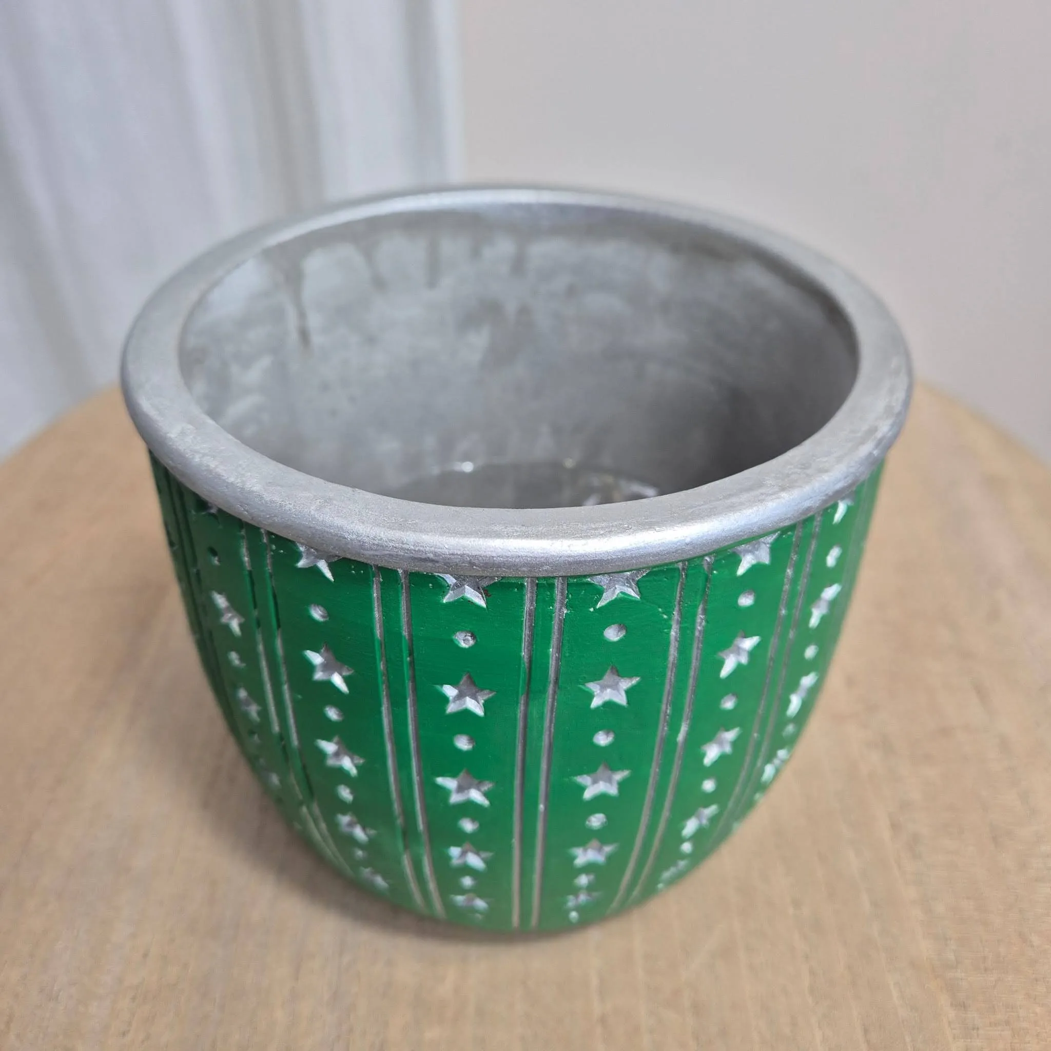Osłonka na doniczkę ceramiczna zielona świąteczna w srebrne gwiazdki 12cm