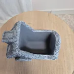 Osłonka na doniczkę betonowa szara w kształcie domku 10x7,5cm