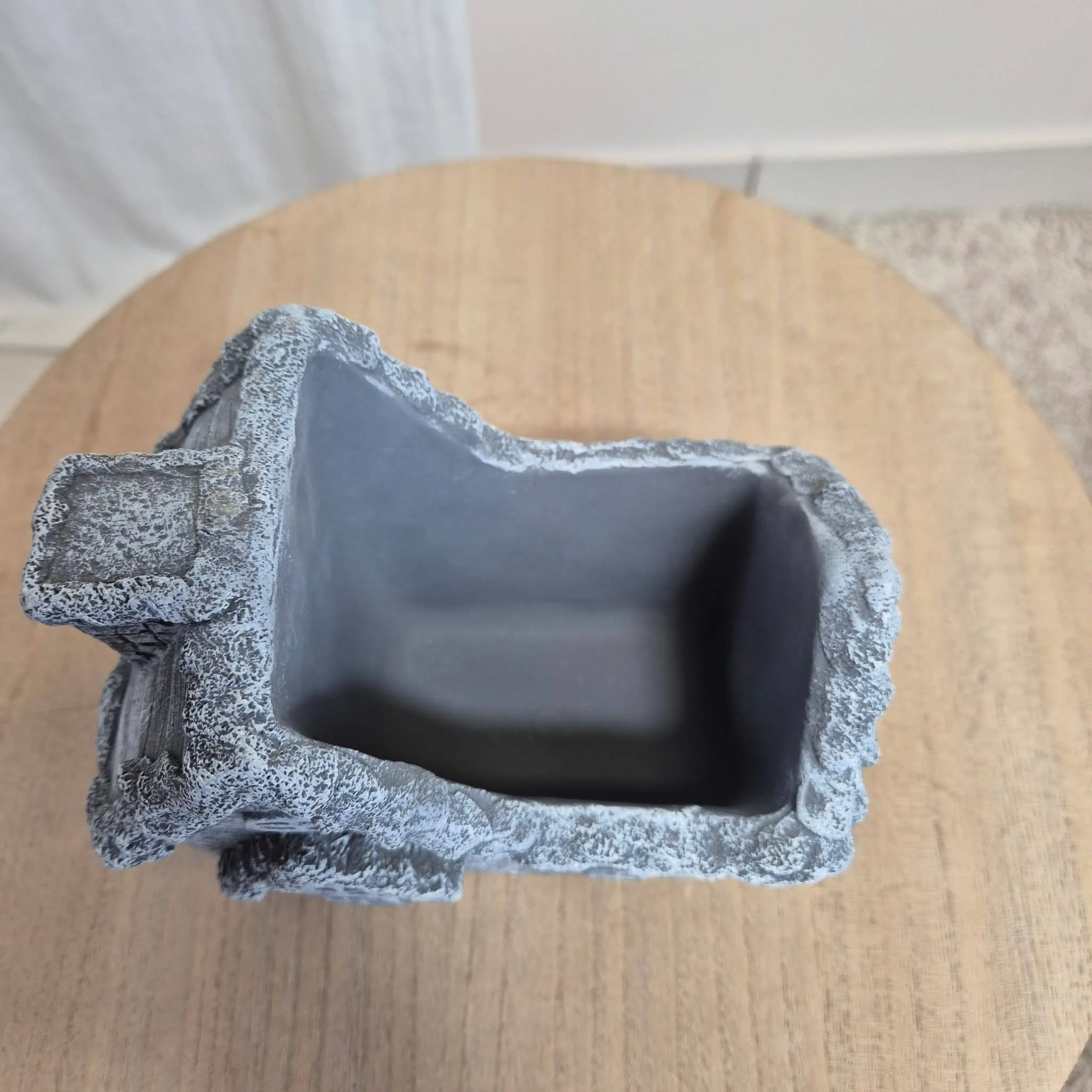 Osłonka na doniczkę betonowa szara w kształcie domku 10x7,5cm