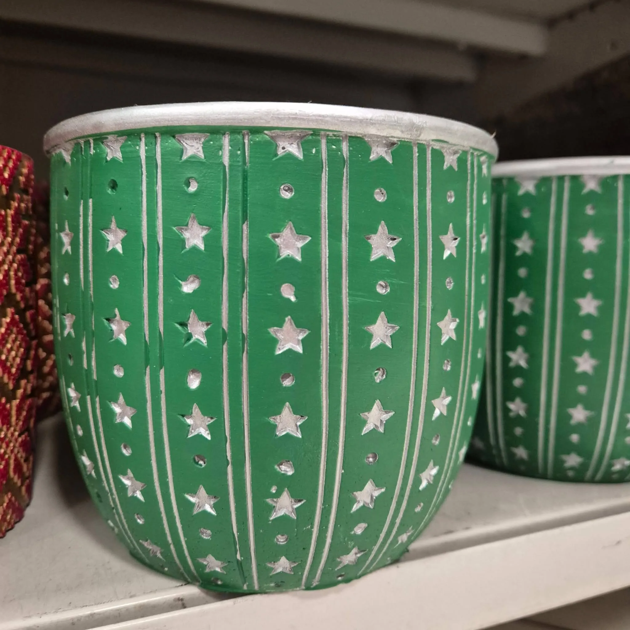 Osłonka na doniczkę ceramiczna zielona świąteczna w srebrne gwiazdki 12cm