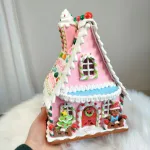 Świecący kolorowy domek piernikowy, cukierkowa chatka 26cm