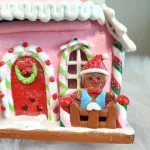 Świecący kolorowy domek piernikowy, cukierkowa chatka 26cm