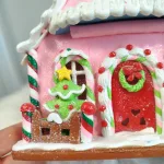 Świecący kolorowy domek piernikowy, cukierkowa chatka 26cm