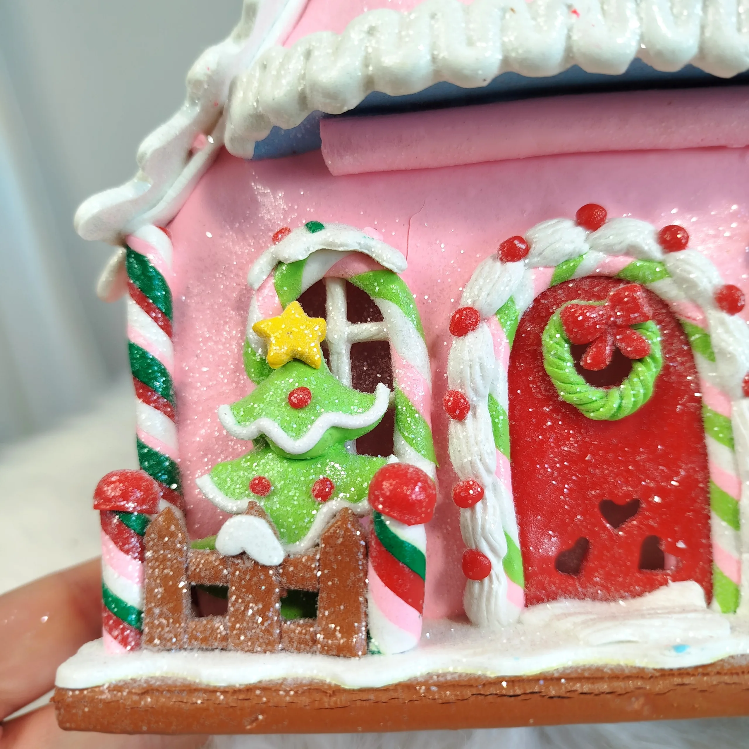 Świecący kolorowy domek piernikowy, cukierkowa chatka 26cm