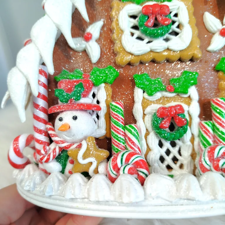 Świecący kolorowy cukierkowy domek chatka 26cm