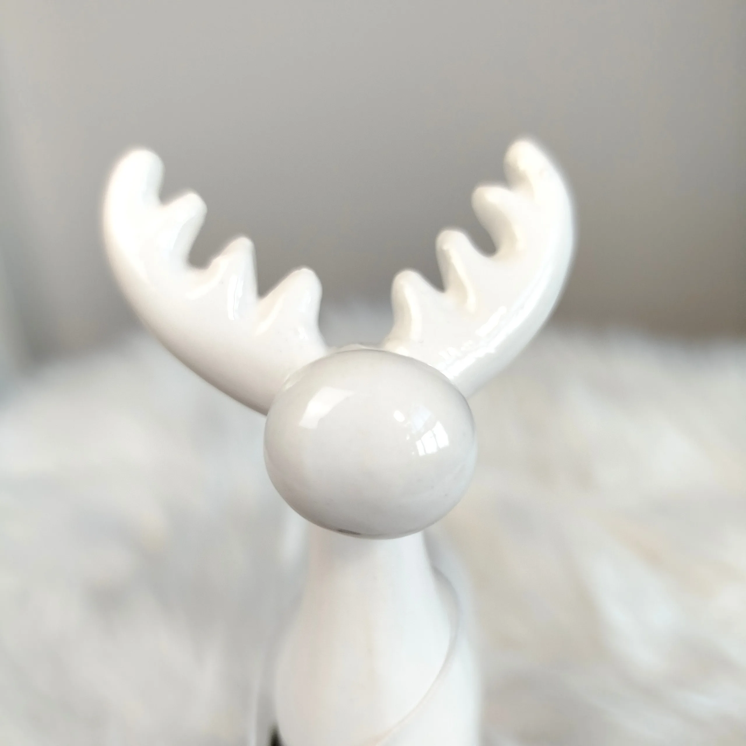 Renifer biały ceramiczny świąteczna figurka 16cm