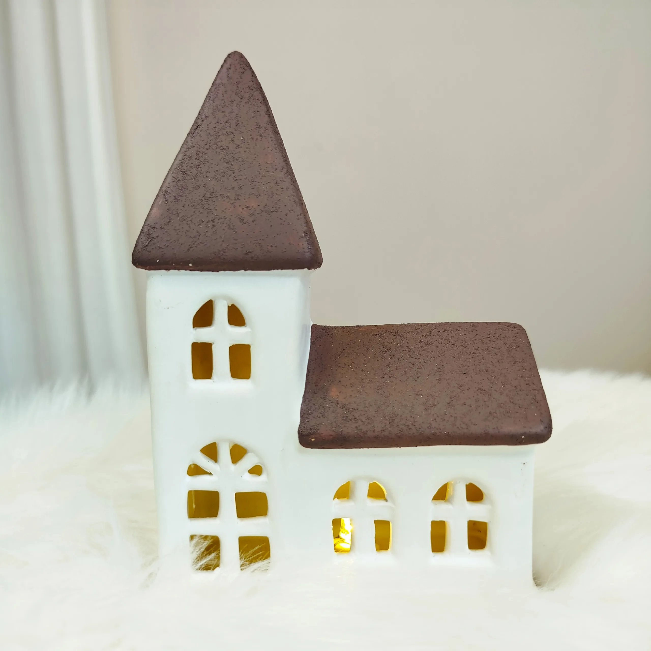 Domek ceramiczny z okienkami podświetlany LED 18cm