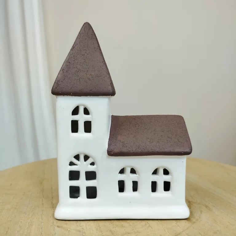 Domek ceramiczny z okienkami podświetlany LED 18cm