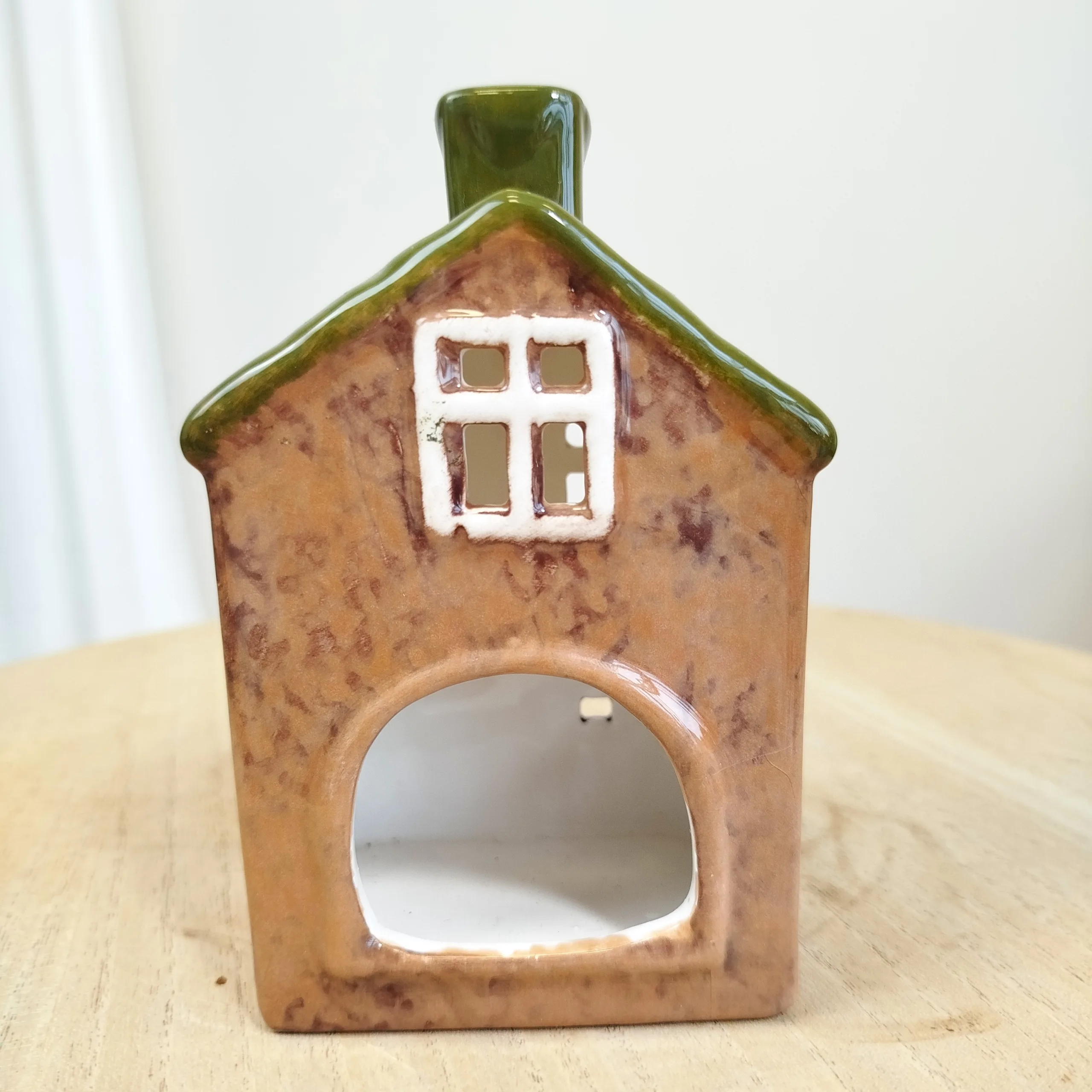 Domek ceramiczny z okienkami na świeczkę 13cm
