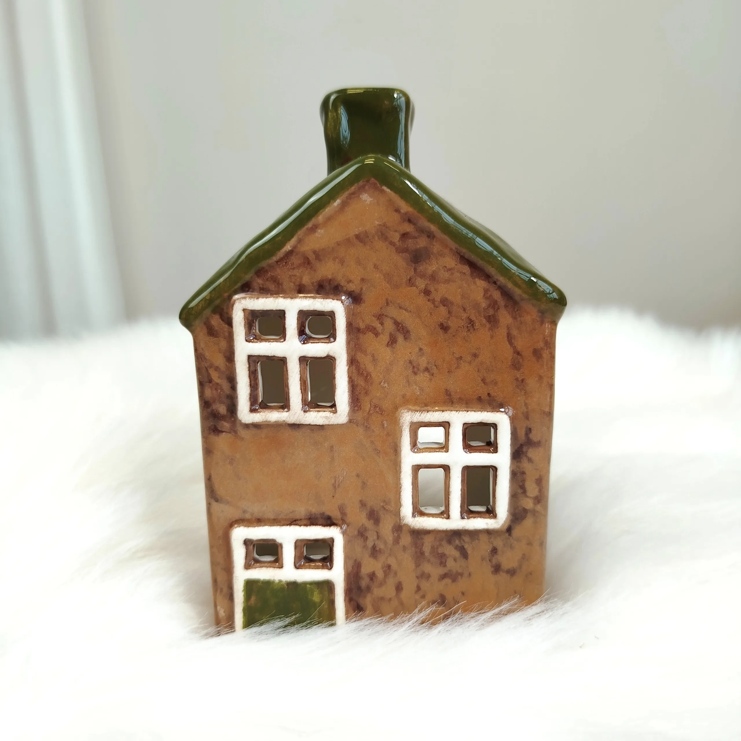Domek ceramiczny z okienkami na świeczkę 13cm
