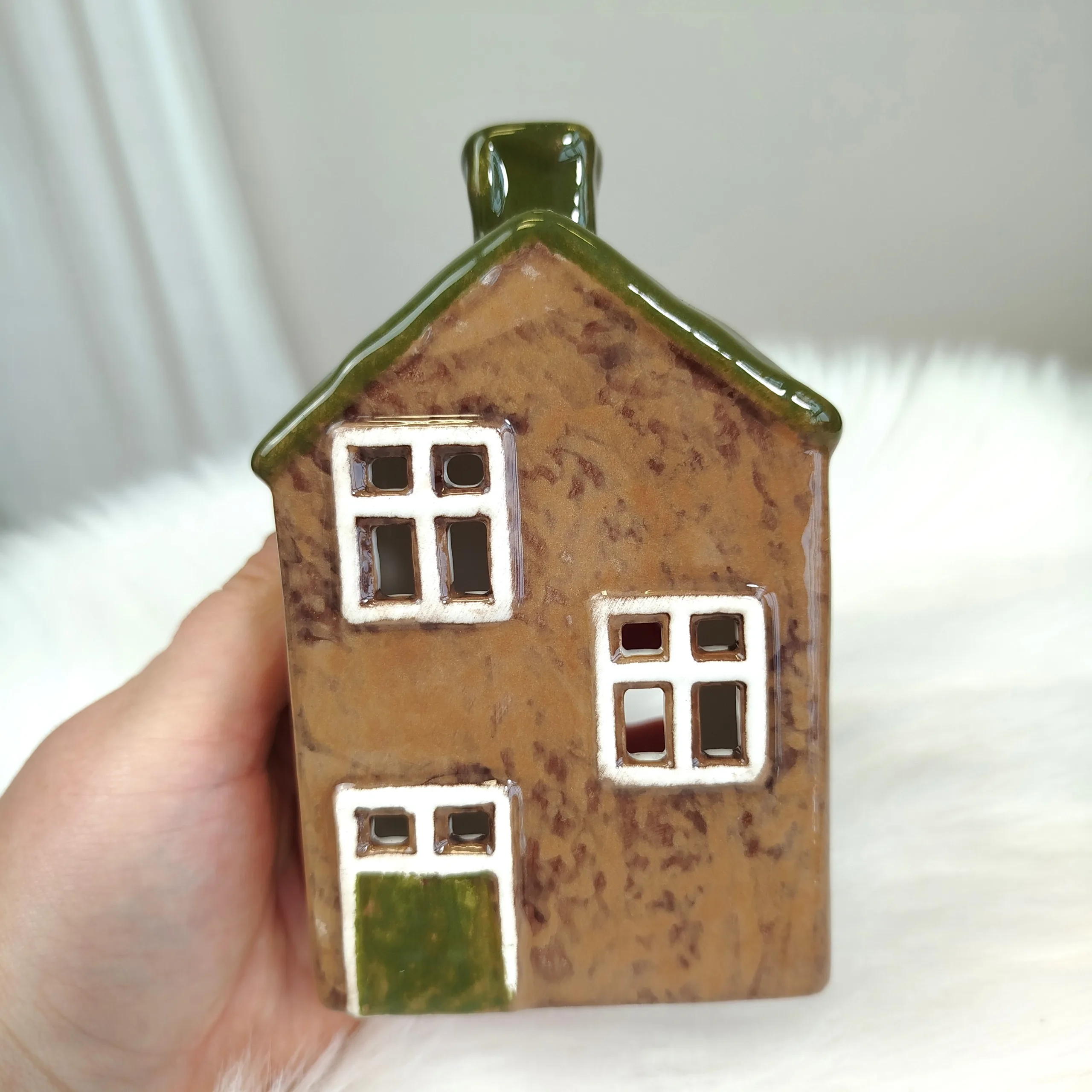 Domek ceramiczny z okienkami na świeczkę 13cm