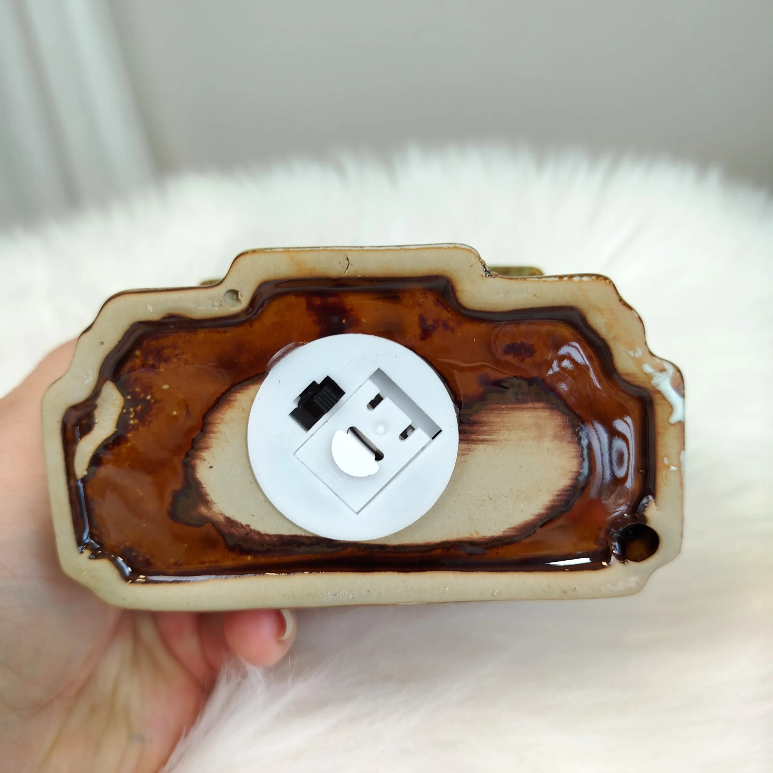 Dekoracyjny ceramiczny domek kościołek podświetlany LED 16cm