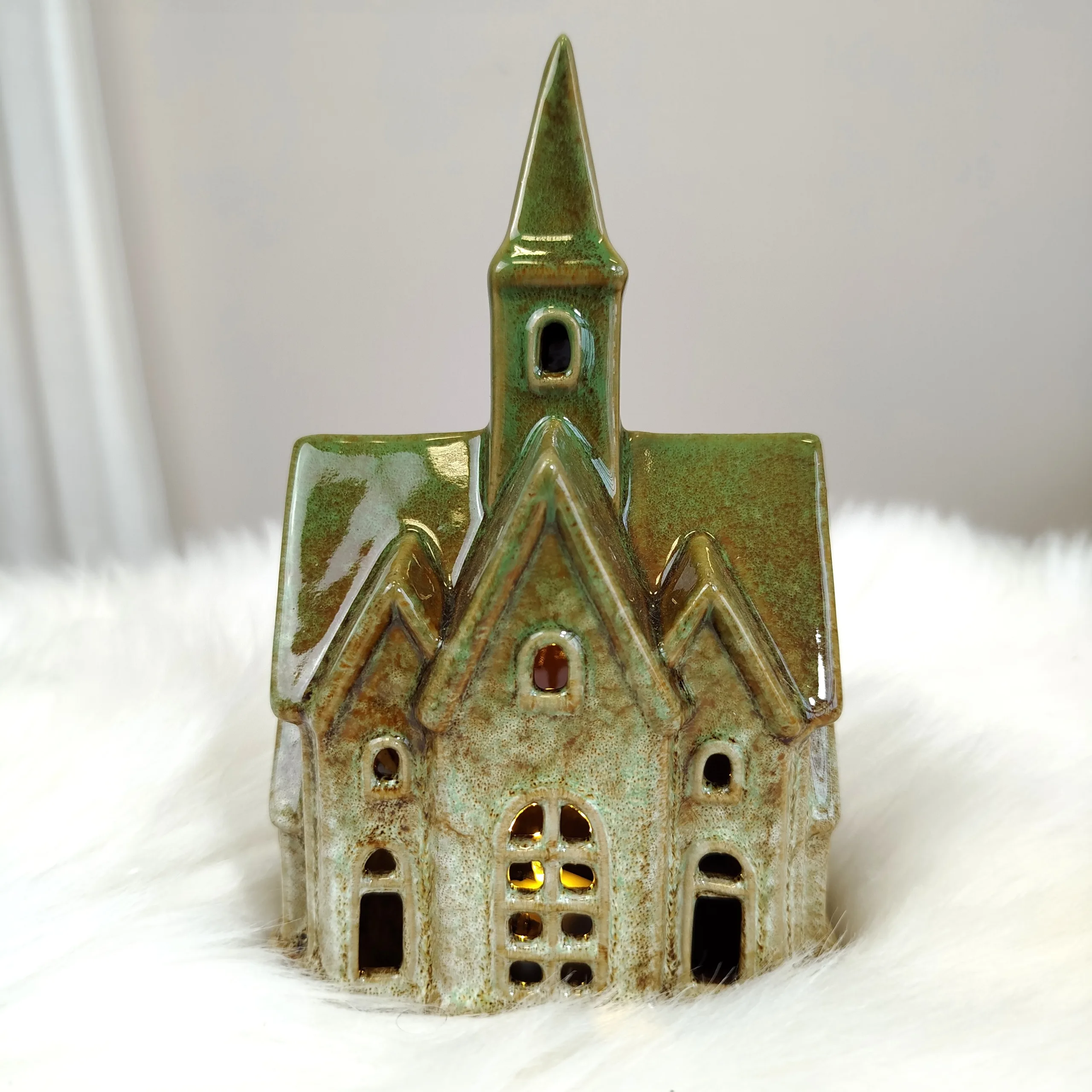 Dekoracyjny ceramiczny domek kościołek podświetlany LED 16cm