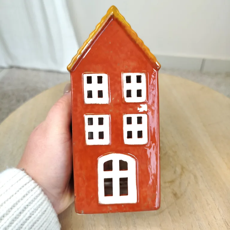 Domek na świeczkę ceramiczna dekoracja z okienkami 18cm