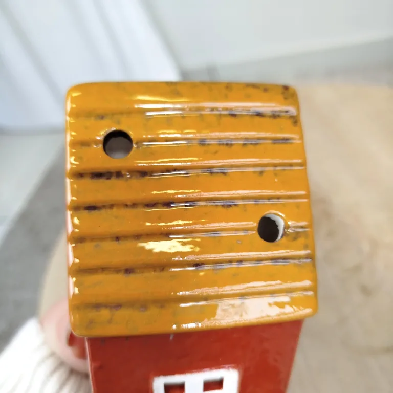 Domek na świeczkę ceramiczna dekoracja z okienkami 18cm