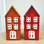 Domek na świeczkę ceramiczna dekoracja z okienkami 18cm
