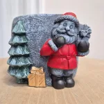 Osłonka na doniczkę betonowa z czerwonym Mikołajem i choinką 8,5cm
