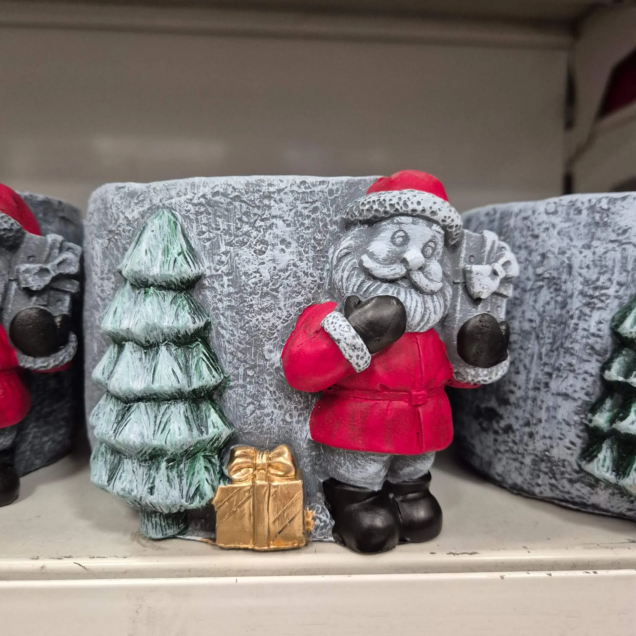 Osłonka na doniczkę betonowa z czerwonym Mikołajem i choinką 8,5cm