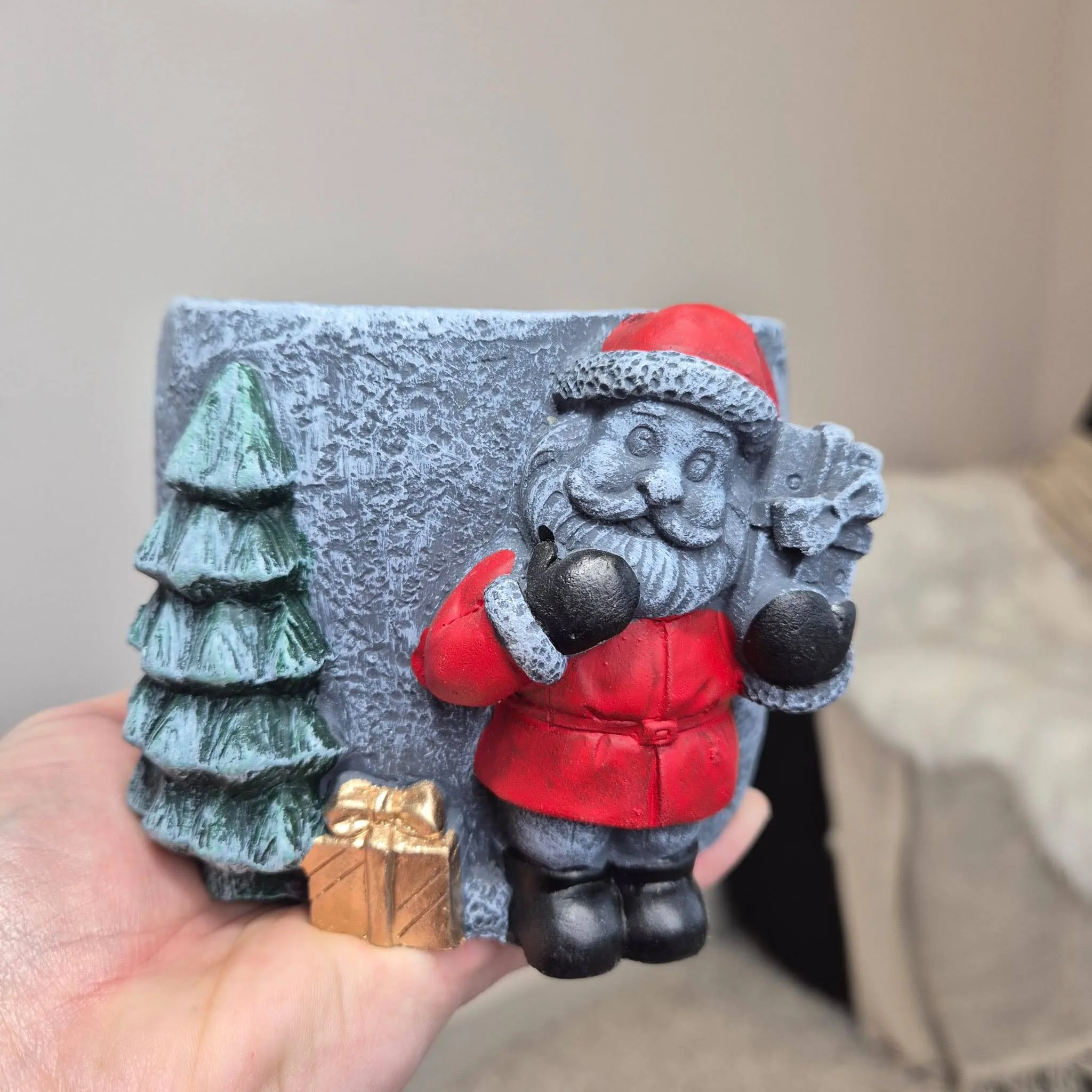 Osłonka na doniczkę betonowa z czerwonym Mikołajem i choinką 8,5cm