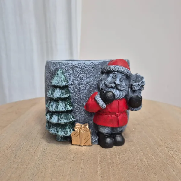 Osłonka na doniczkę betonowa z czerwonym Mikołajem i choinką 8,5cm