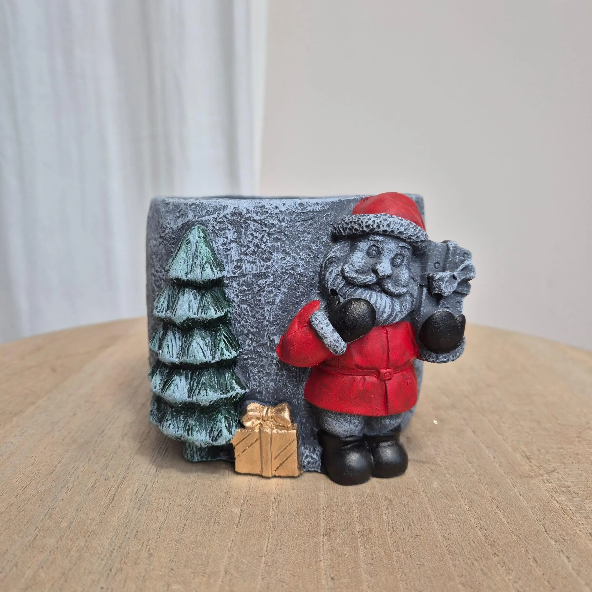 Osłonka na doniczkę betonowa z czerwonym Mikołajem i choinką 8,5cm