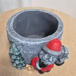 Osłonka na doniczkę betonowa z czerwonym Mikołajem i choinką 8,5cm