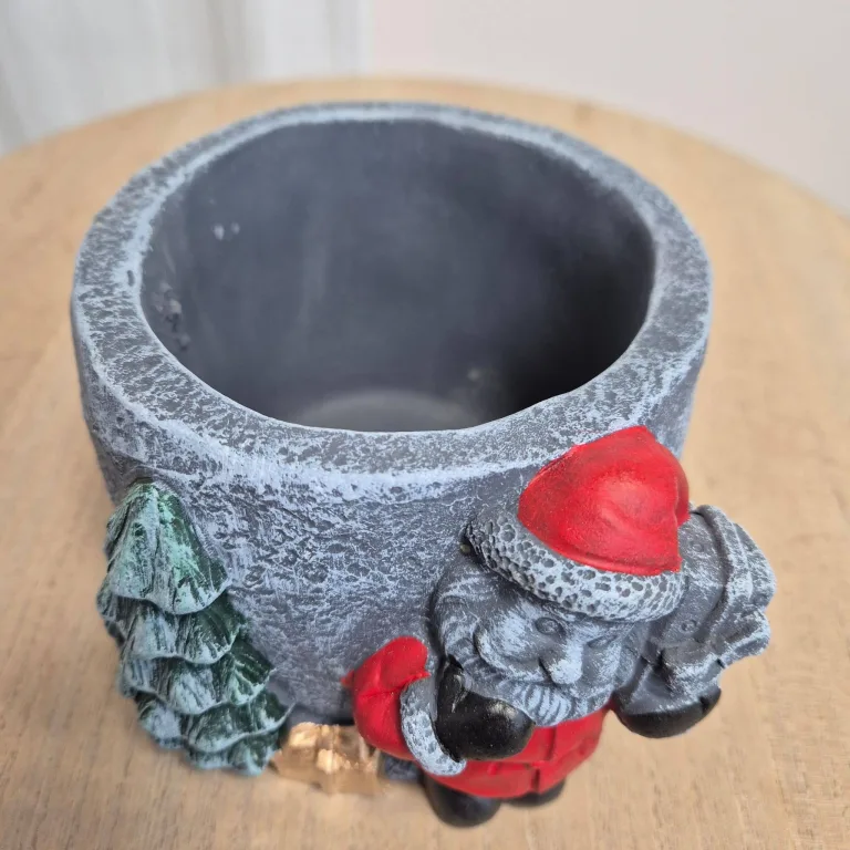 Osłonka na doniczkę betonowa z czerwonym Mikołajem i choinką 8,5cm