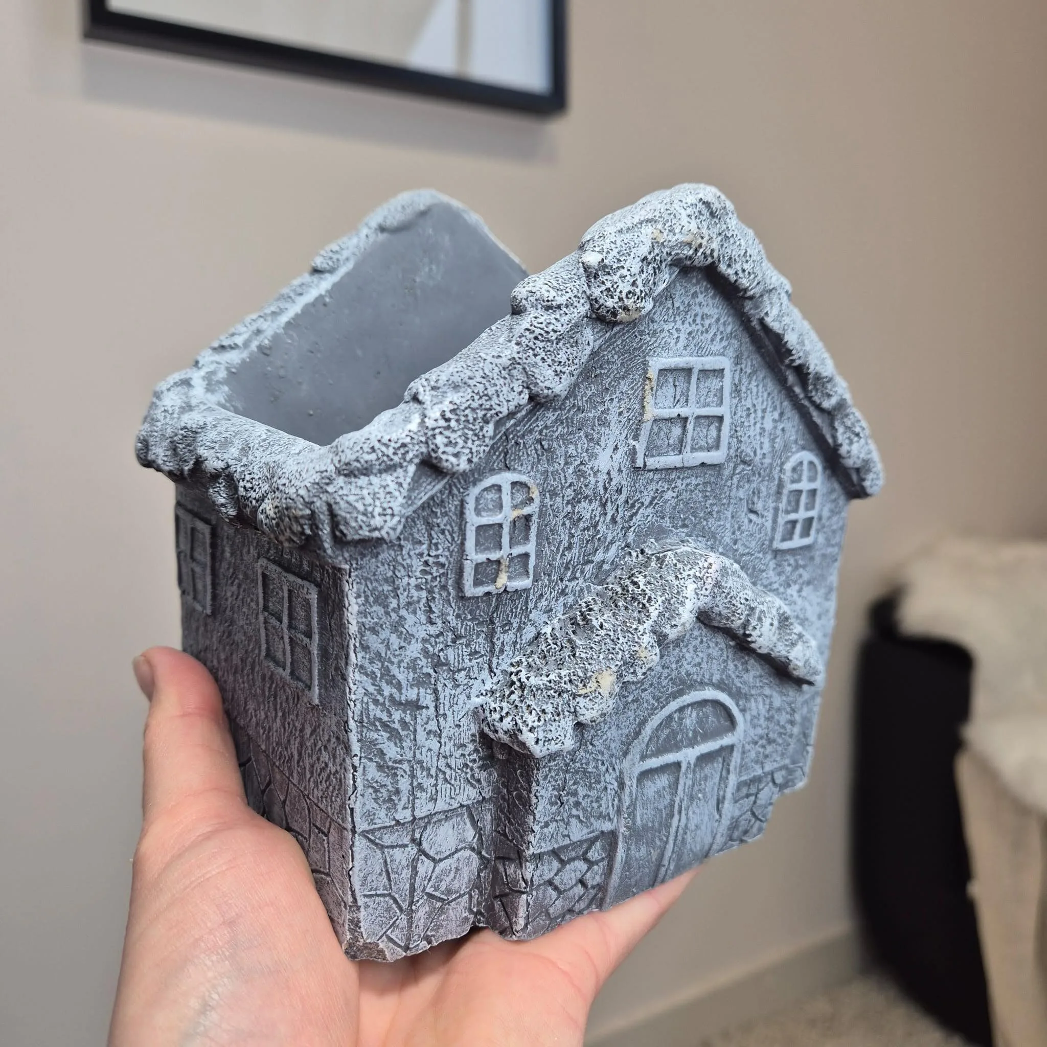 Osłonka na doniczkę betonowa szara w kształcie domku 12,5x7cm