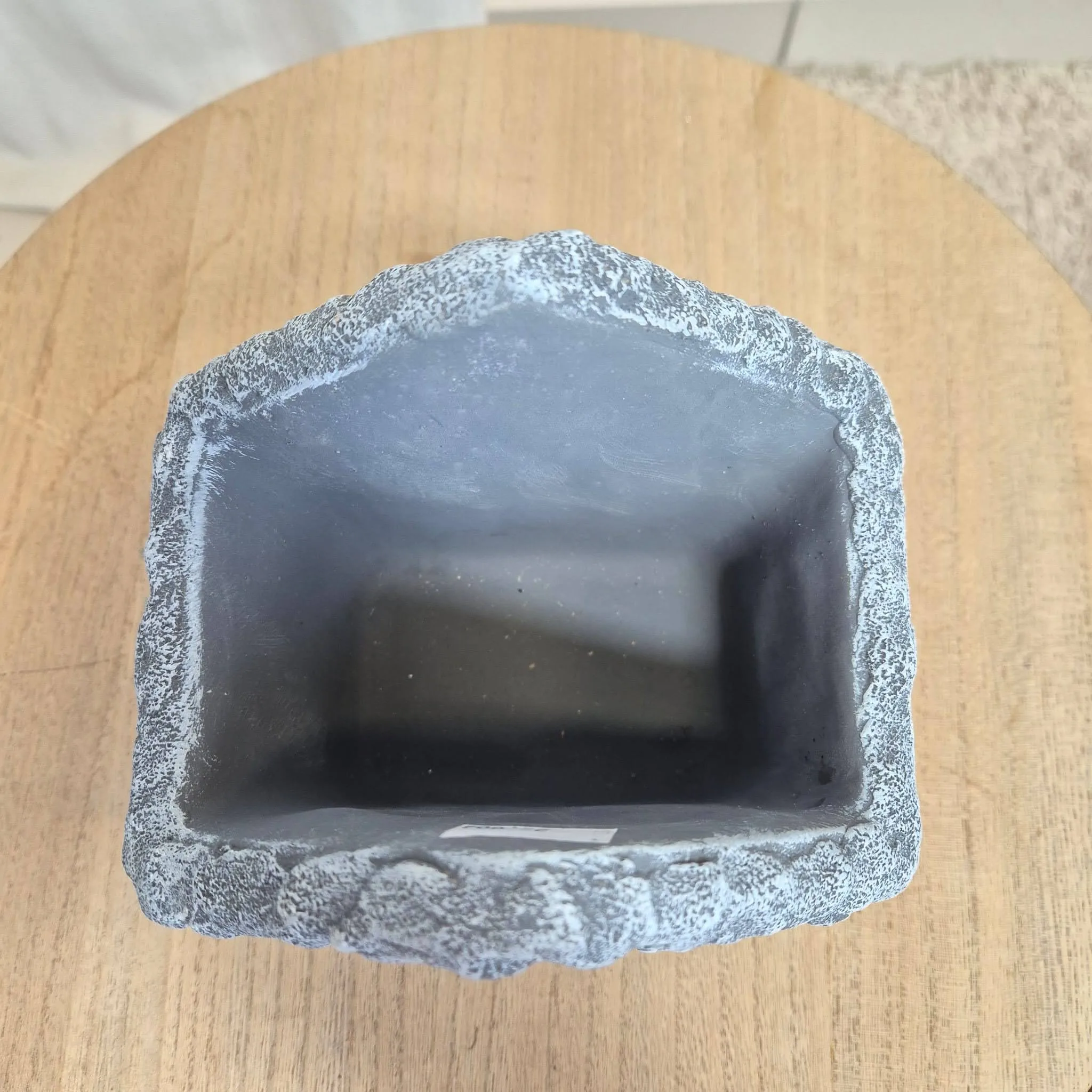 Osłonka na doniczkę betonowa szara w kształcie domku 12,5x7cm