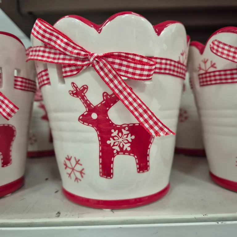 Osłonka na doniczkę ceramiczna biało-czerwona świąteczna z reniferem 11cm