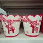 Osłonka na doniczkę ceramiczna biało-czerwona świąteczna z reniferem 11cm