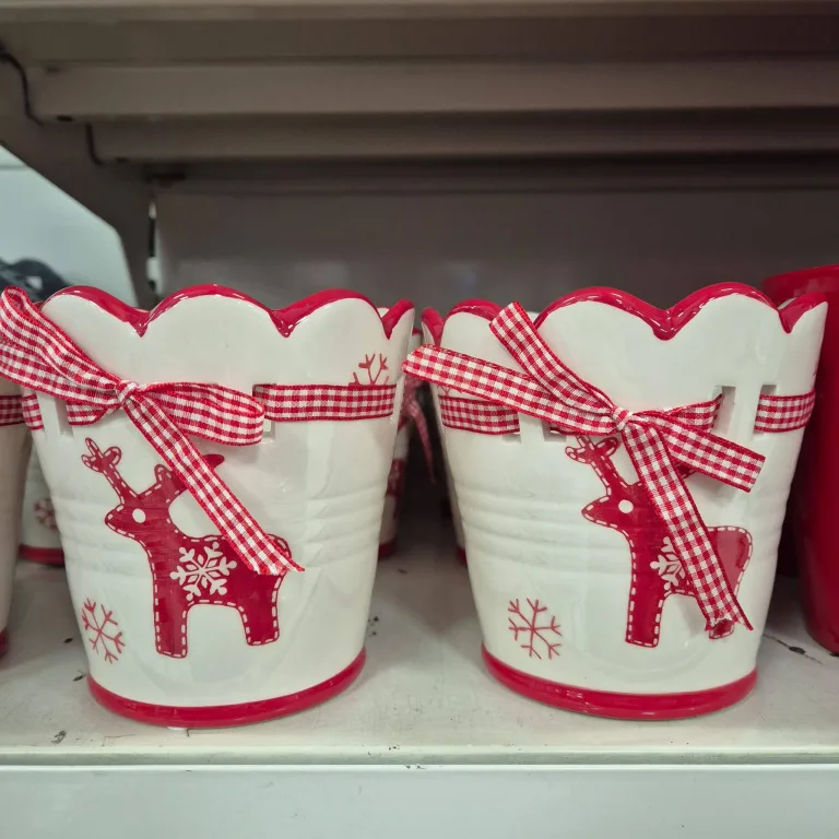 Osłonka na doniczkę ceramiczna biało-czerwona świąteczna z reniferem 11cm