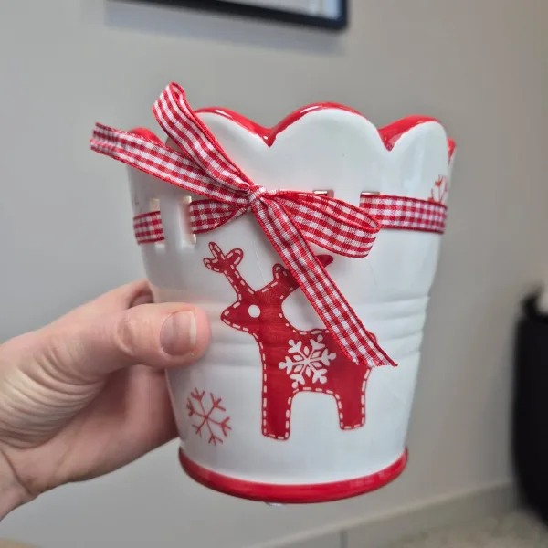 Osłonka na doniczkę ceramiczna biało-czerwona świąteczna z reniferem 11cm