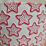 Osłonka na doniczkę ceramiczna biała świąteczna w czerwone gwiazdki 12cm