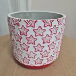 Osłonka na doniczkę ceramiczna biała świąteczna w czerwone gwiazdki 12cm