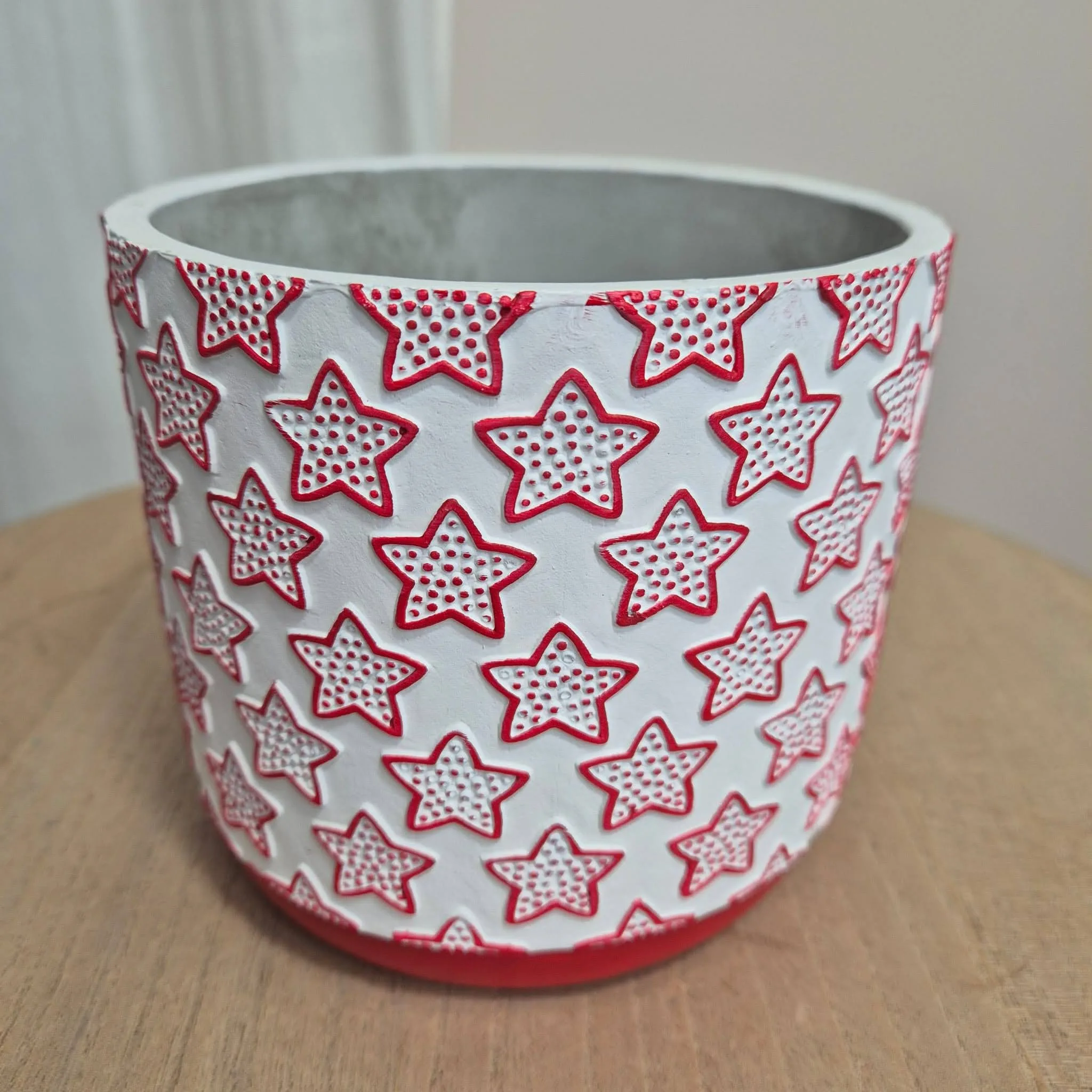 Osłonka na doniczkę ceramiczna biała świąteczna w czerwone gwiazdki 12cm