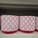 Osłonka na doniczkę ceramiczna biała świąteczna w czerwone gwiazdki 12cm