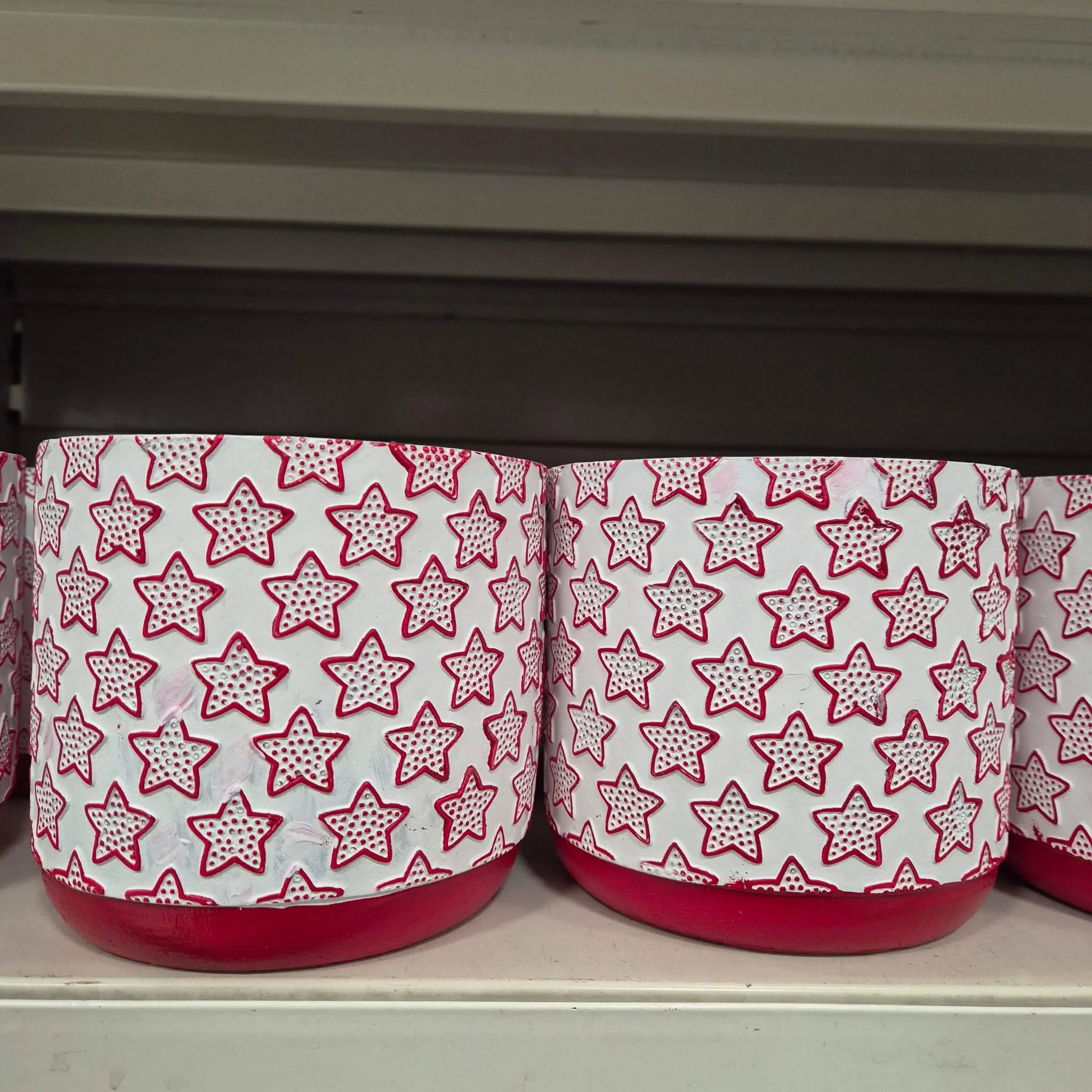 Osłonka na doniczkę ceramiczna biała świąteczna w czerwone gwiazdki 12cm